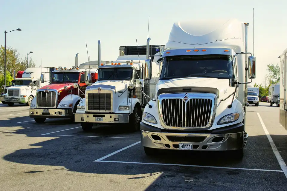Tractocamiones estacionados en fila listos para salir a ruta